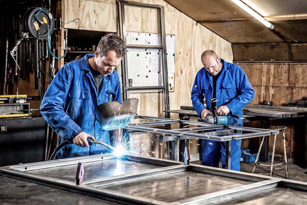 Mike Mensink links en Tonny Mensink rechts in de werkplaats van Mensink Heino